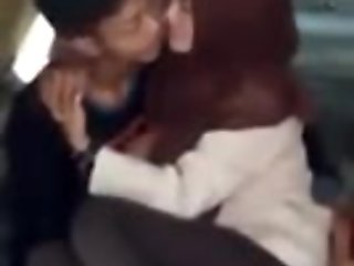 indonesian-ngintip jilbaber grepe dan ciuman