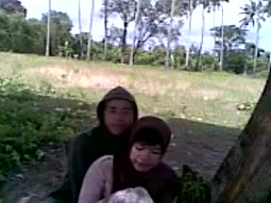 Siswi Berjilbab Asik Ciuman di Taman.FLV